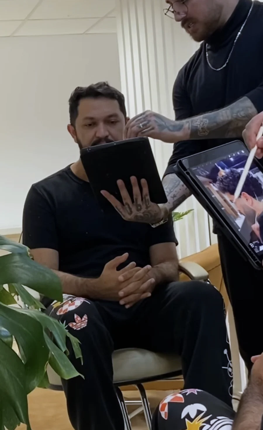 André Padilha apresentando a análise no iPad durante um atendimento.